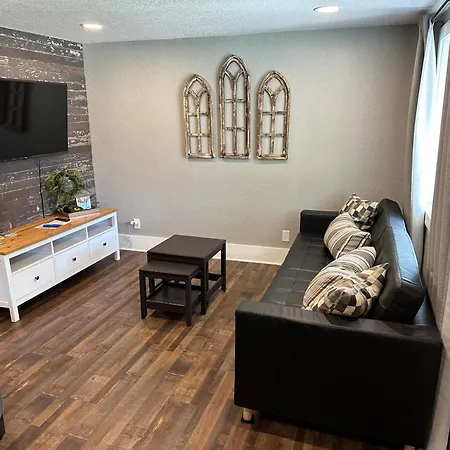 Newly Remodeled 2 Bedroom Private Home W/ King Bed
